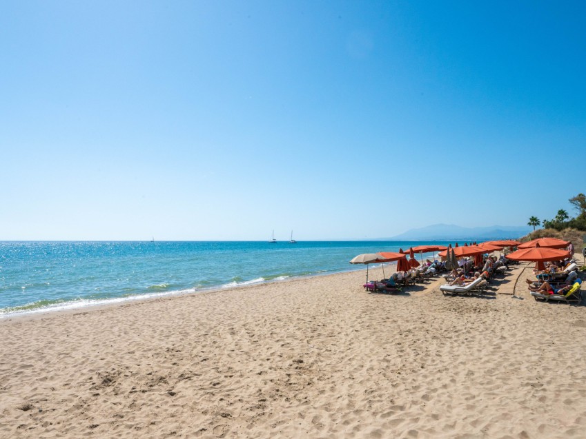Familjeliv vid havet i Las Chapas Beach Marbella